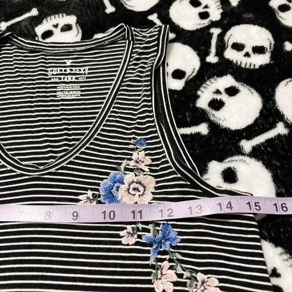 AMERICAN EAGLE Black and white striped floral embroidery tank top ~ XS SMALL tee - Picture 9 of 14